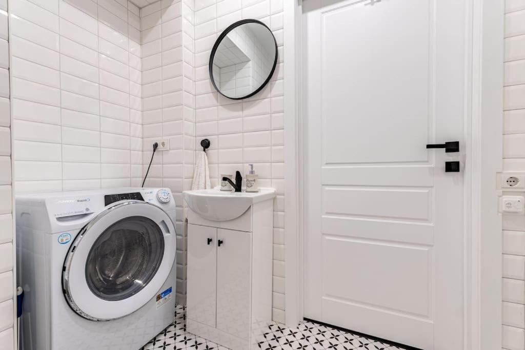 Modern Flat In Old Town Kaunas - Free Parking & Self Check-In エクステリア 写真